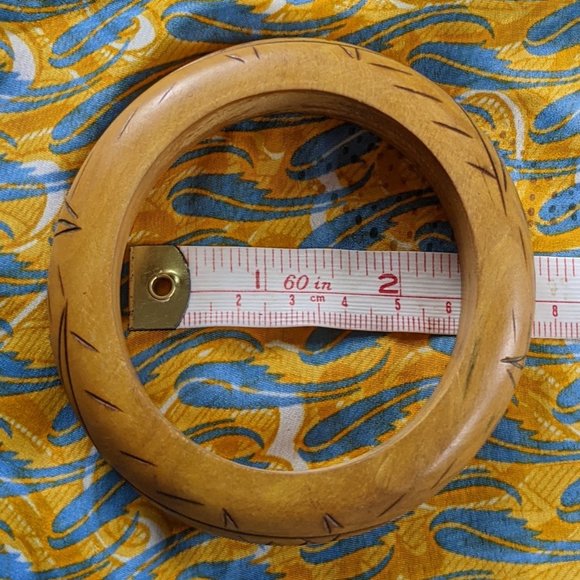 Carved wooden bangle bracelet - Picture 5 of 5